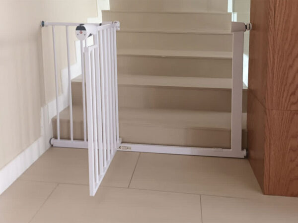 Magneto-baby-safety-gate-for-staircase-with-extension