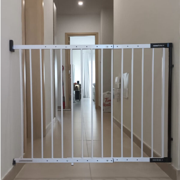 extendable-baby-safety-gate-secures-access-corridor