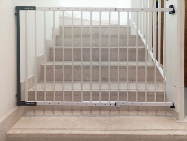 strong-baby-safety-gate-for-stairs